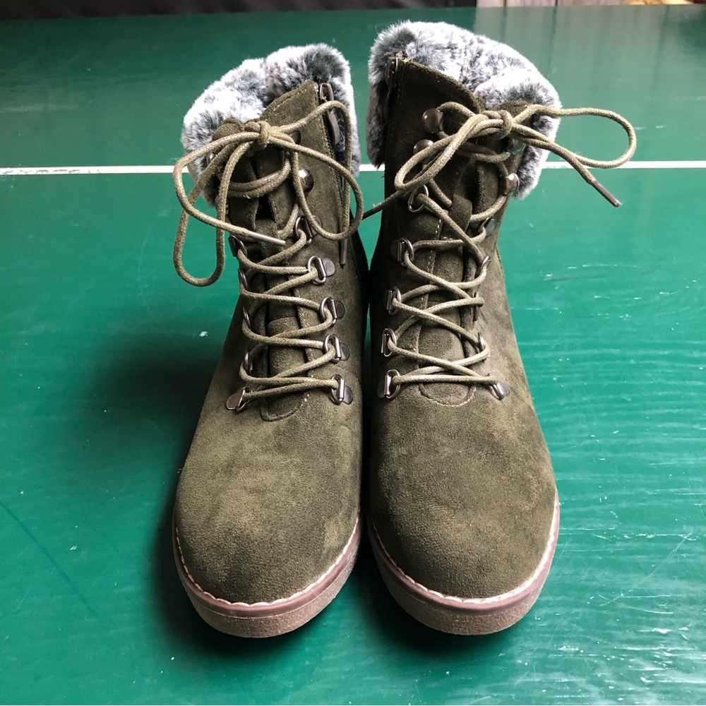 Boutique by Corky's Fox Bay Sz 7 Olive Faux Fur Trim Wedge Lace-up Boots